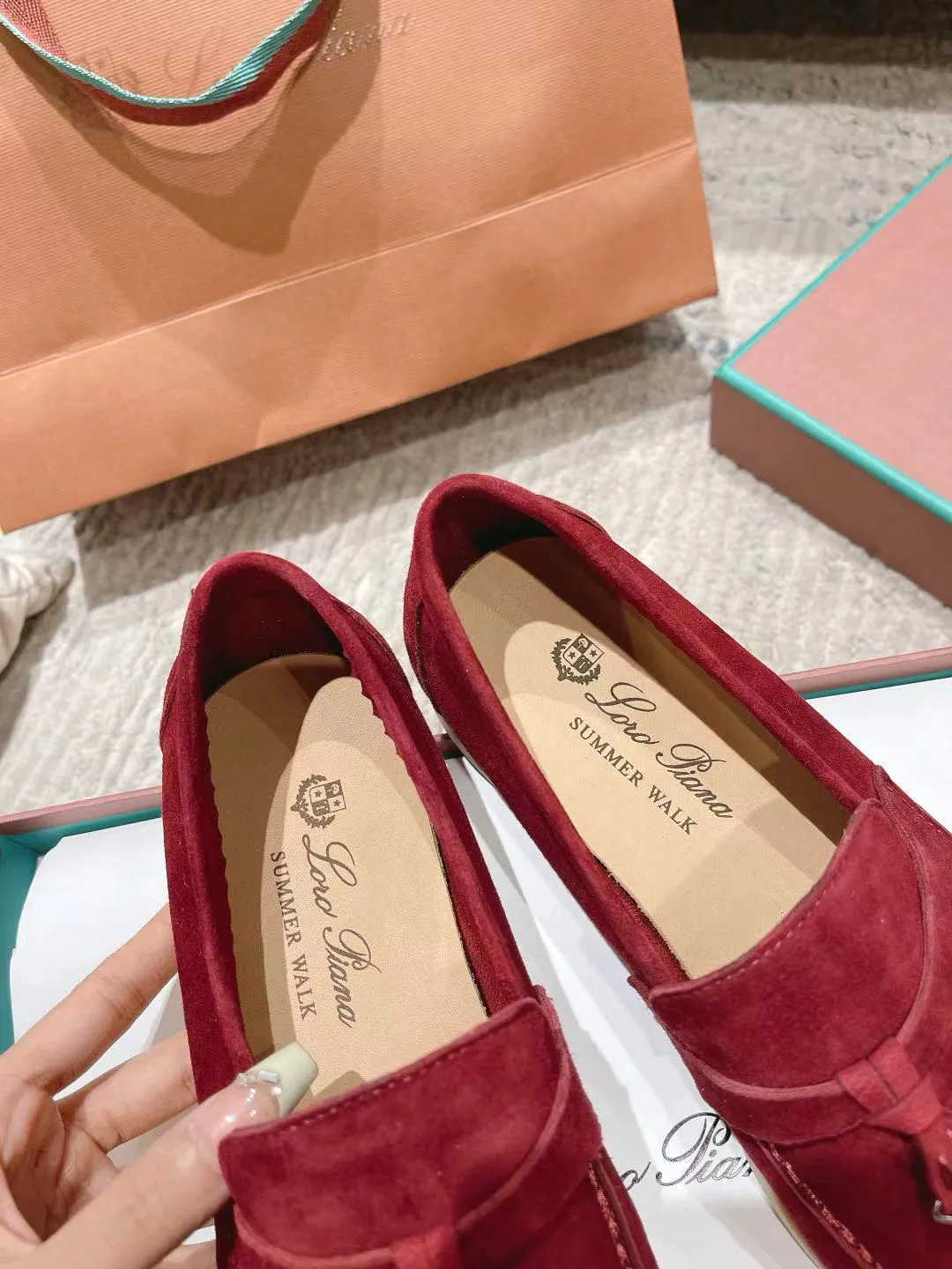 Factory price: 520💰4050 new color. Original purchase, 1⃣️: 1⃣️ folded and developed, Loro Piana professional model to try on feet, quality purchase level, flash sale of common products on the market, welcome to compare, original packaging. Fabric: Imported from Italy🐑High mercerized shearling, Lining: Hand-sewn mark thread in water-dyed cowhide imported from Italy🧵, high-end and elegant. Comfortable on the feet. Size: Women's 35-42 (41, 42) customized, non-returnable, men's 38-45 (46, 47, 48) customized, non-refundable. Fashionable boutiques that you can’t miss, a must-have item